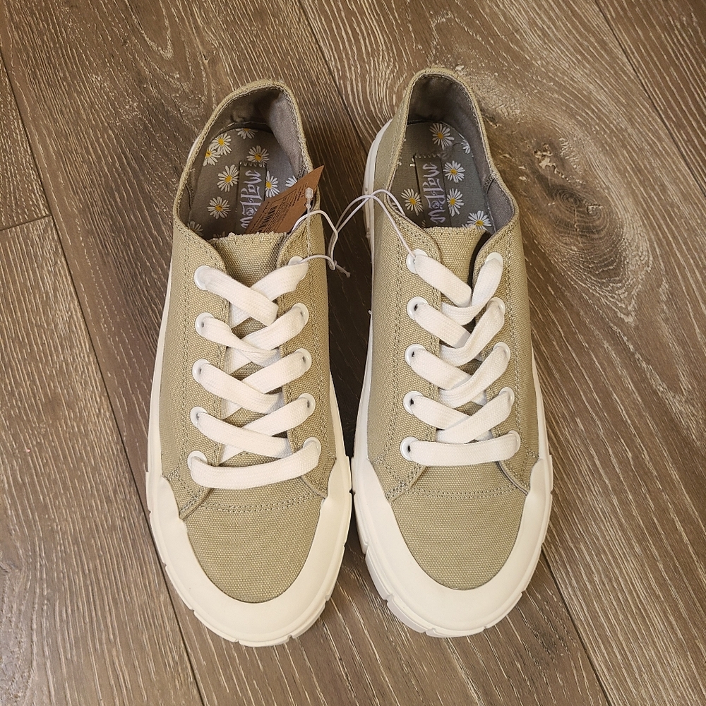 🆕️Mad Love Olive Green Canvas Sneakers NWT Size 10
